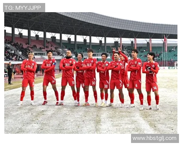 揭示暴力足球明星的真实面貌与场内外争议背后的故事