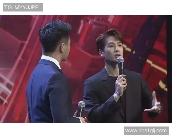 王嘉尔与足球明星亲密合照展现运动魅力与友谊瞬间