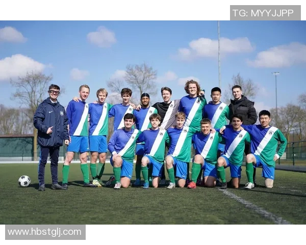 足球明星街头遭热情围观粉丝争相拍摄视频记录精彩瞬间